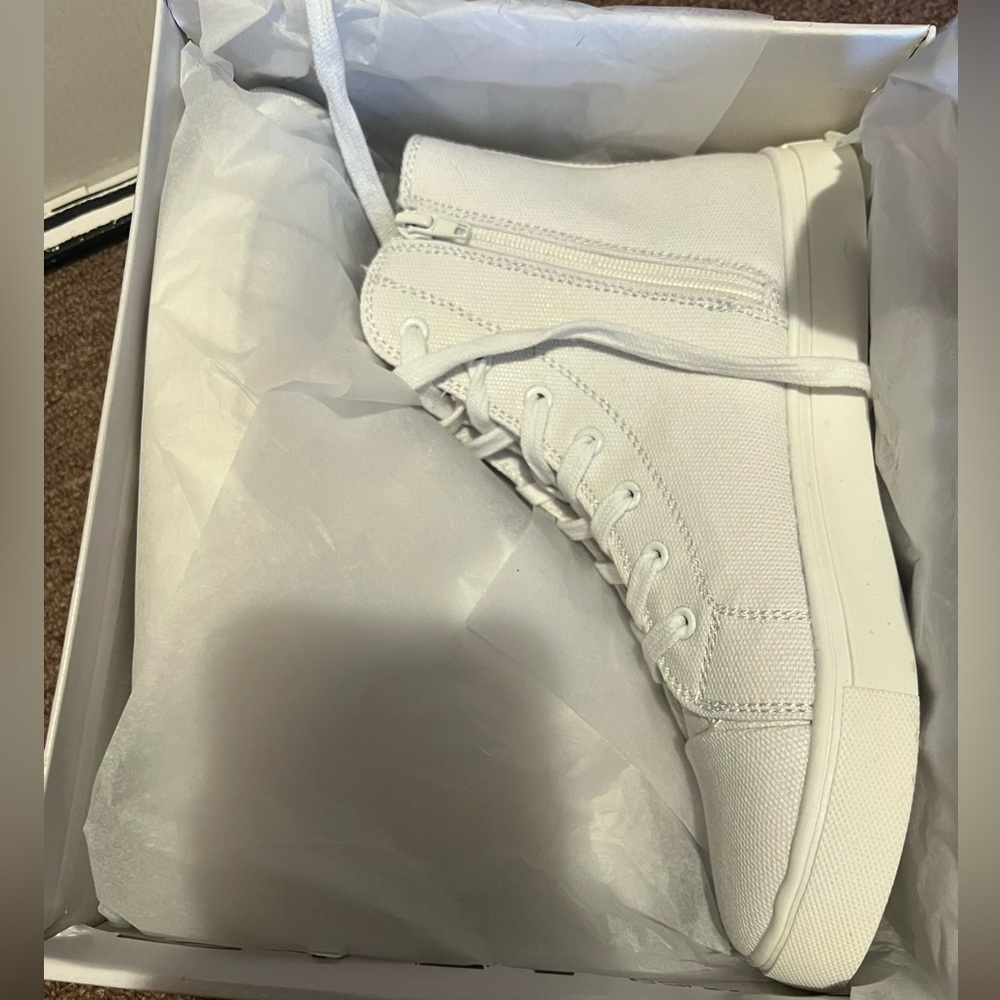 DV by Dolce Vita high-top sneaker for women size 8 BRAND NEW IN THE BOX - Picture 2 of 7
